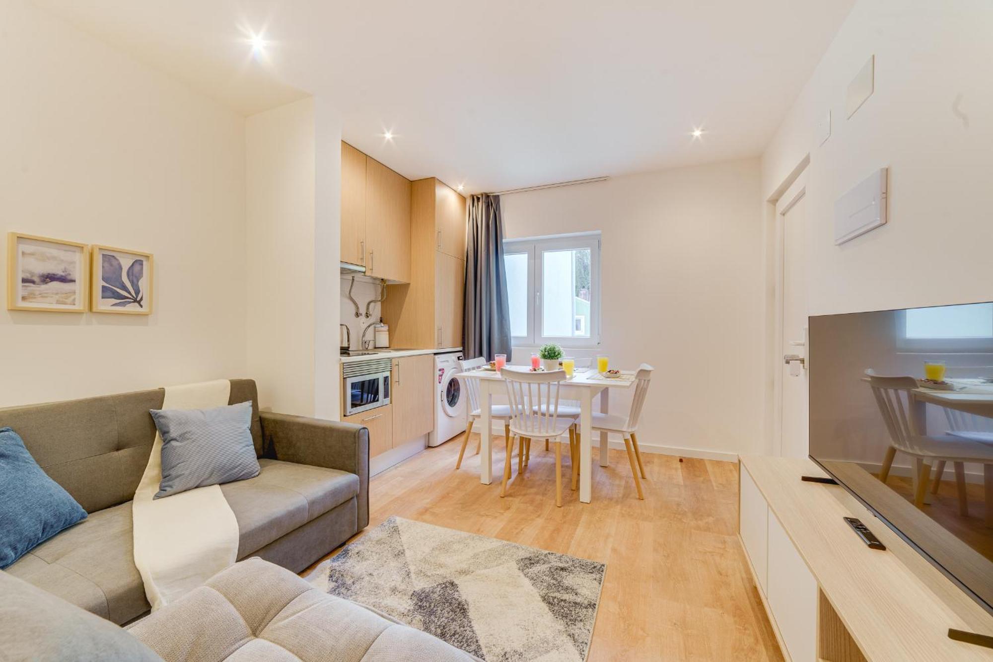 Yellow Charm - Campolide Apartment *