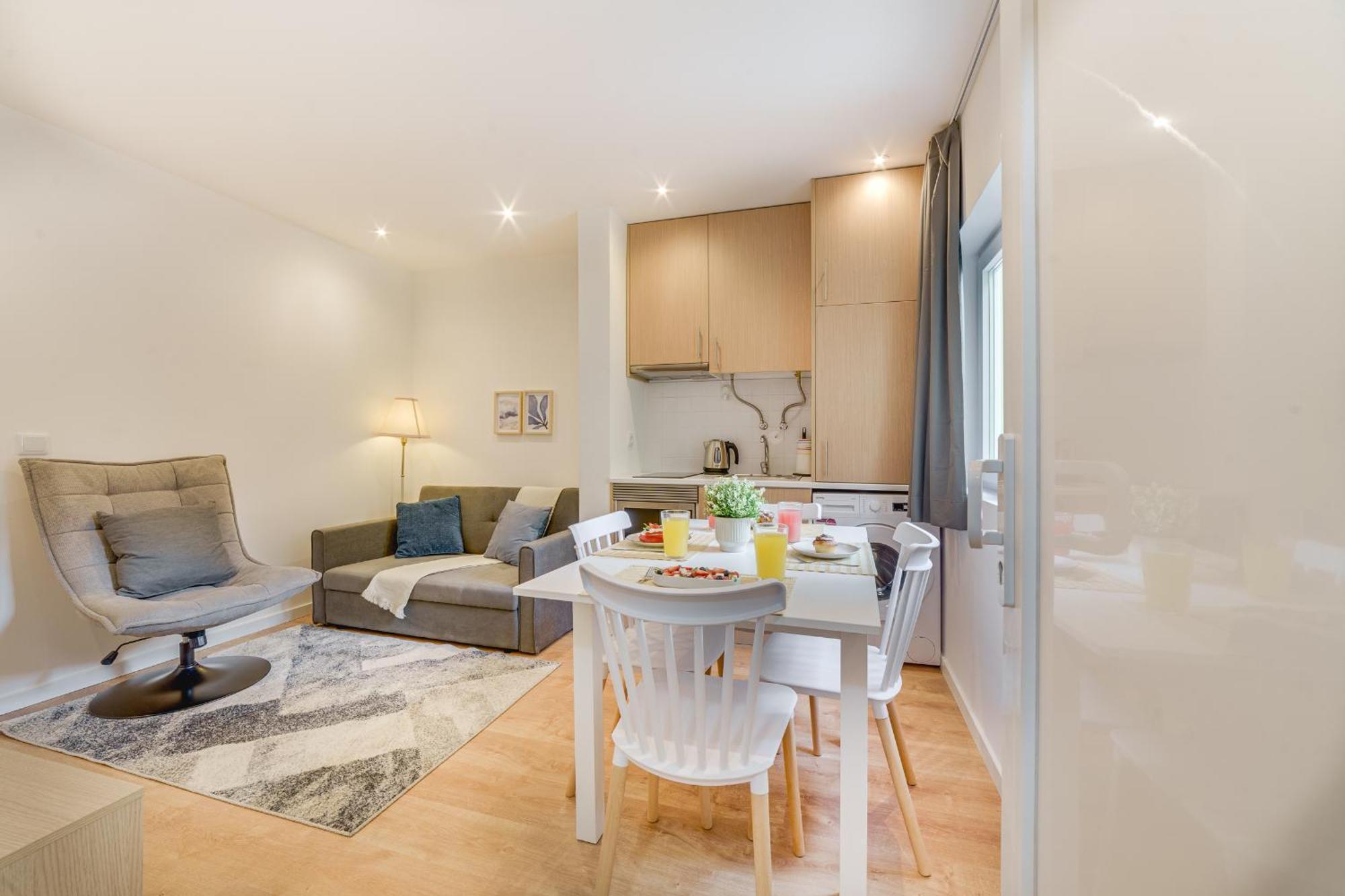 Yellow Charm - Campolide Apartment *