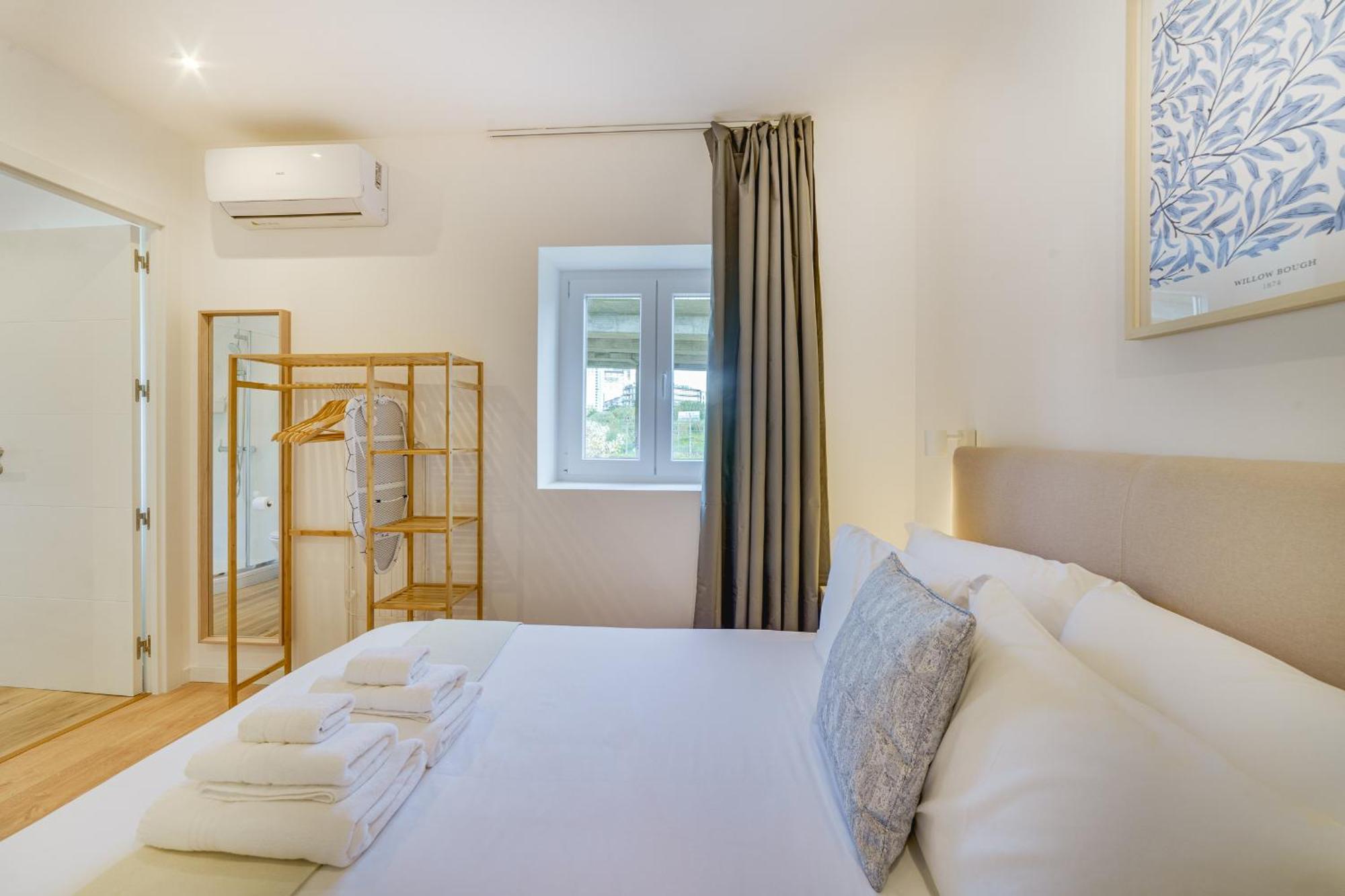 Yellow Charm - Campolide Apartment *