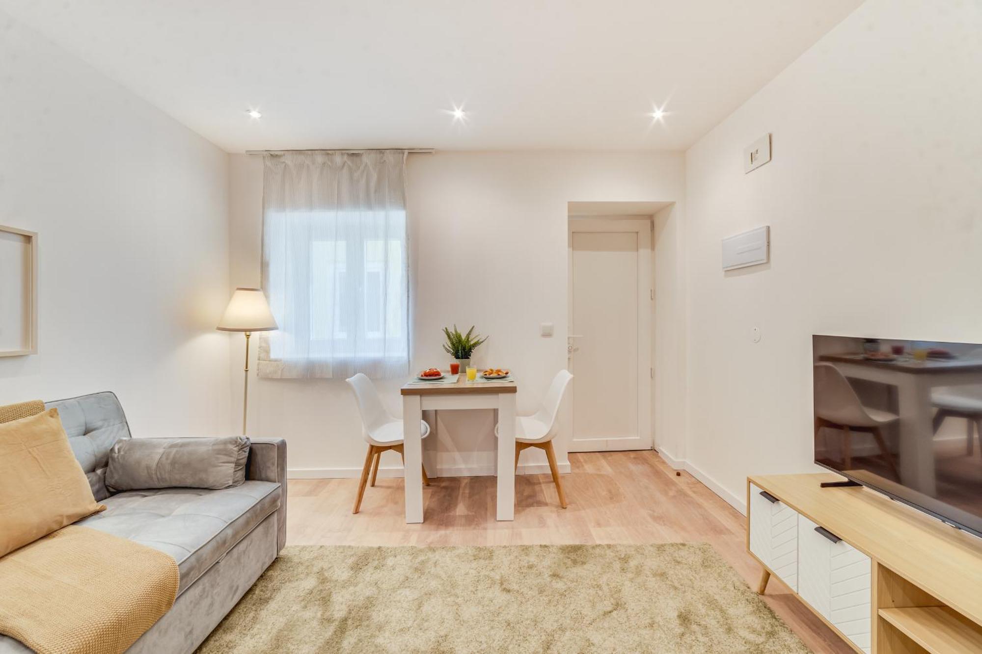 Yellow Charm - Campolide Apartment *