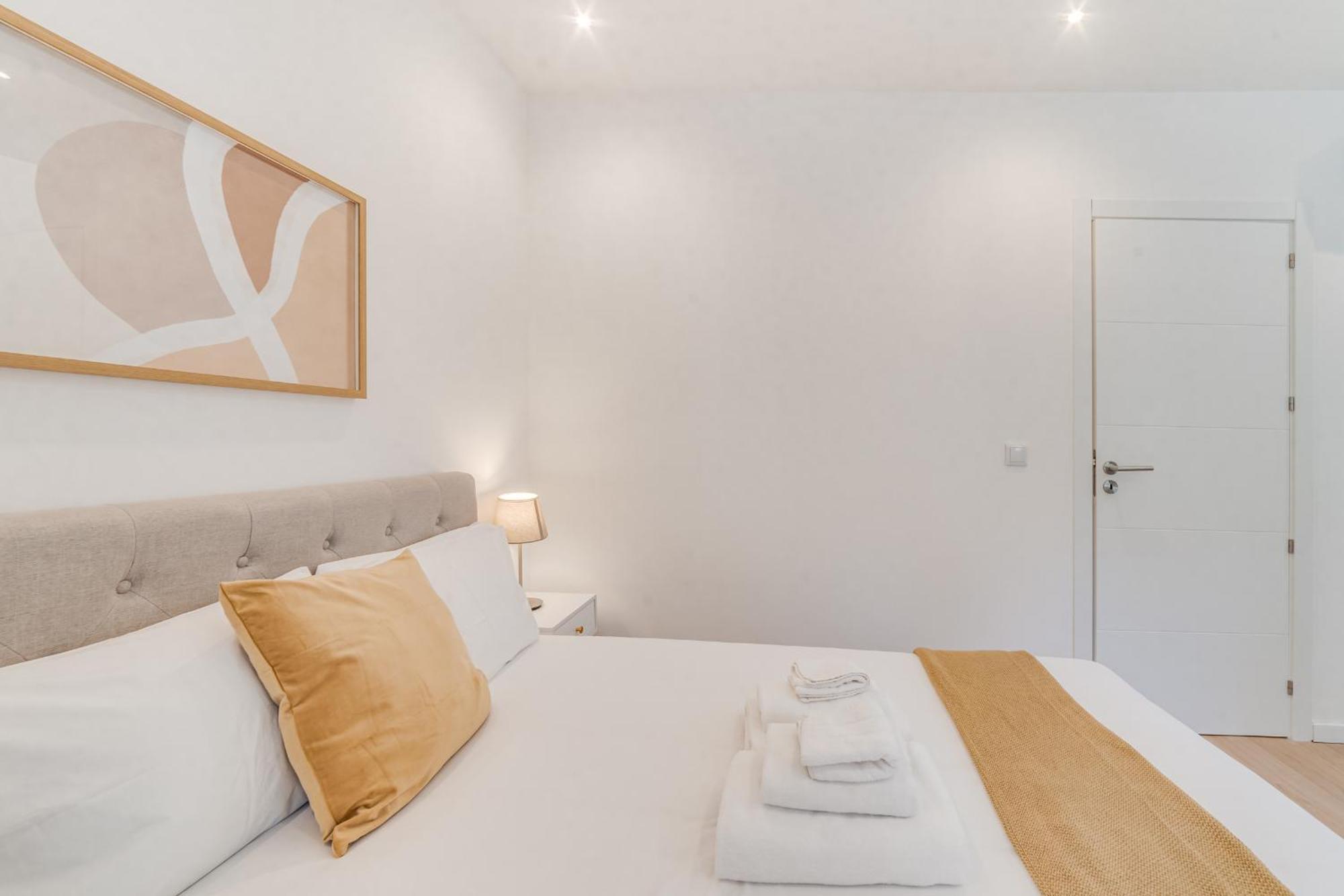 Yellow Charm - Campolide Apartment *